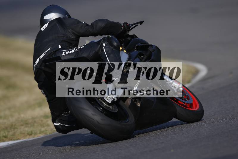 /Archiv-2023/29 05.06.2023 Afterwork Moto Club Anneau du Rhin/vert-novice/backside